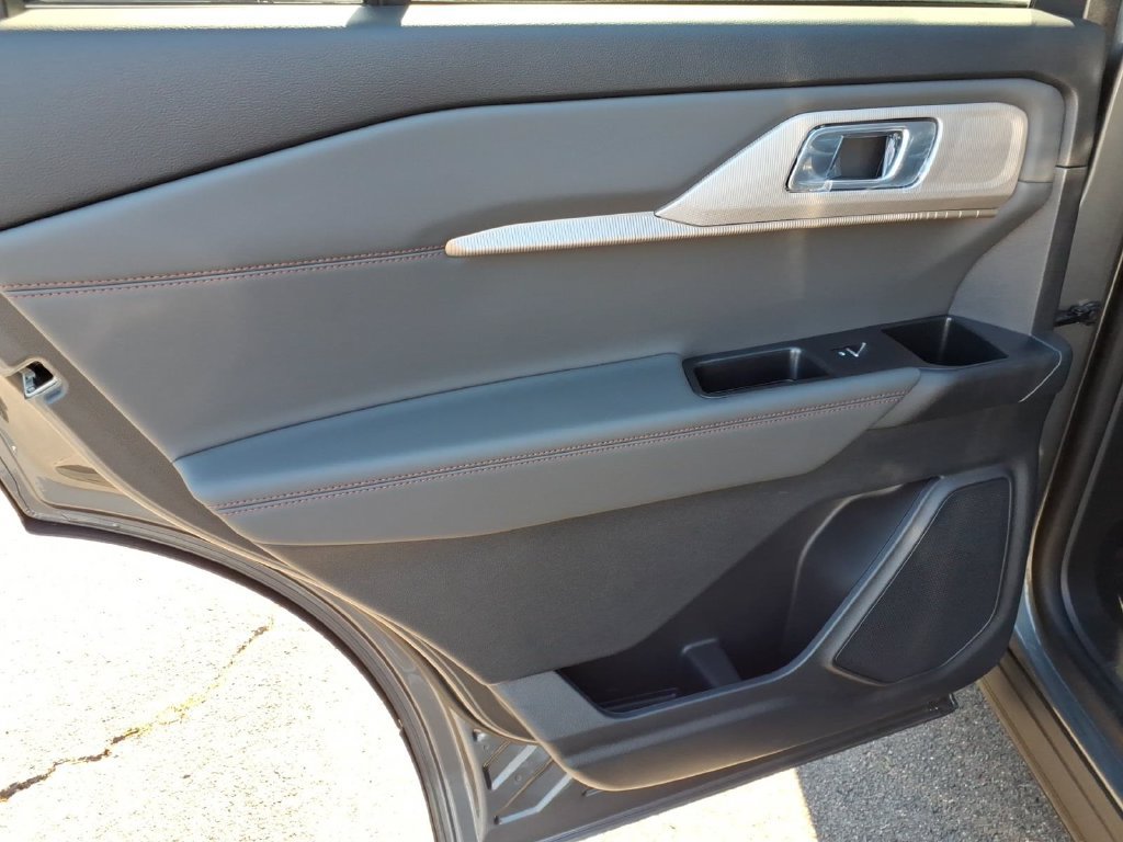 Used 2025 Ford Explorer Active AWD/4WD image 13