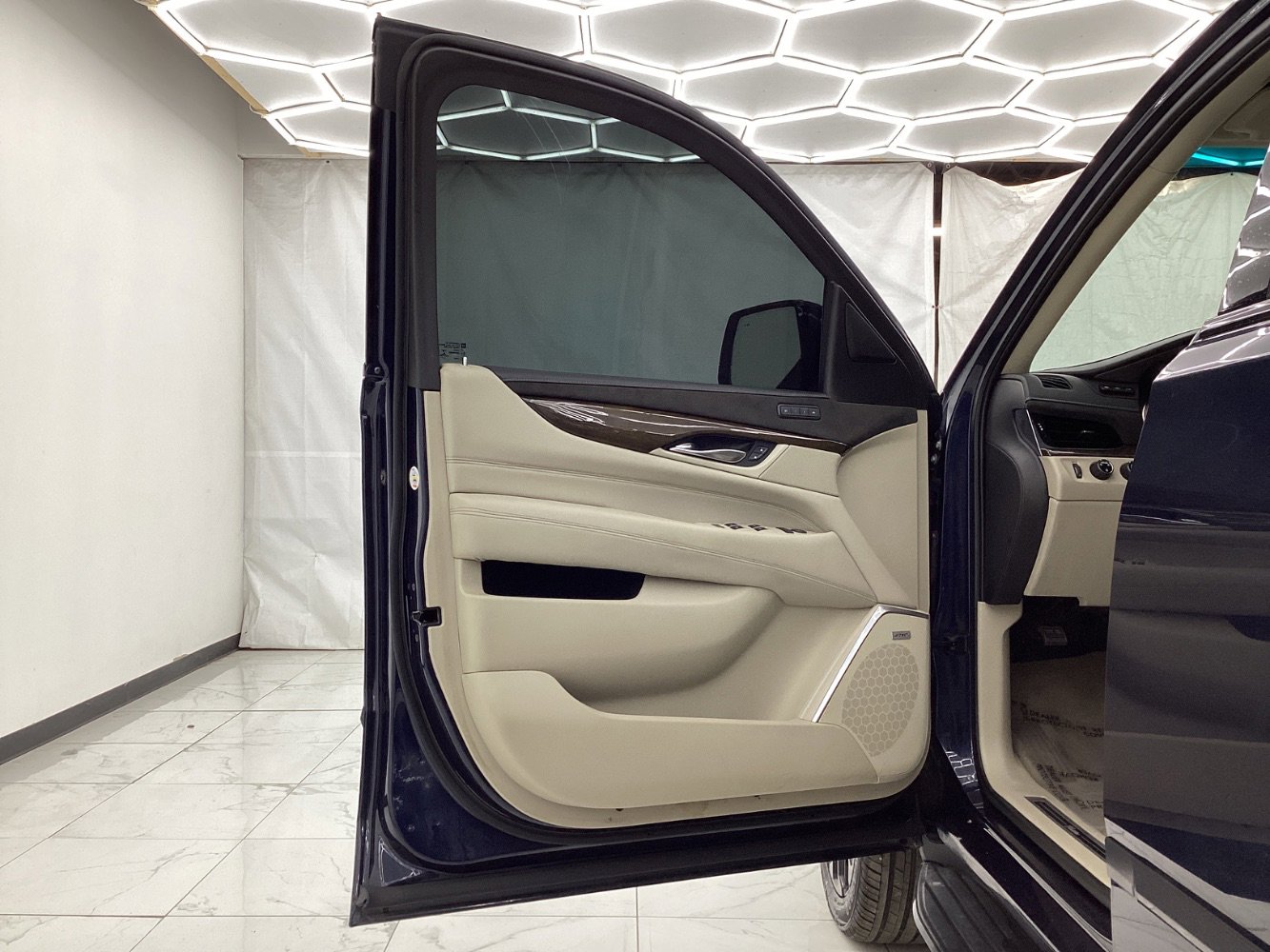 Used 2020 Cadillac Escalade Luxury image 18