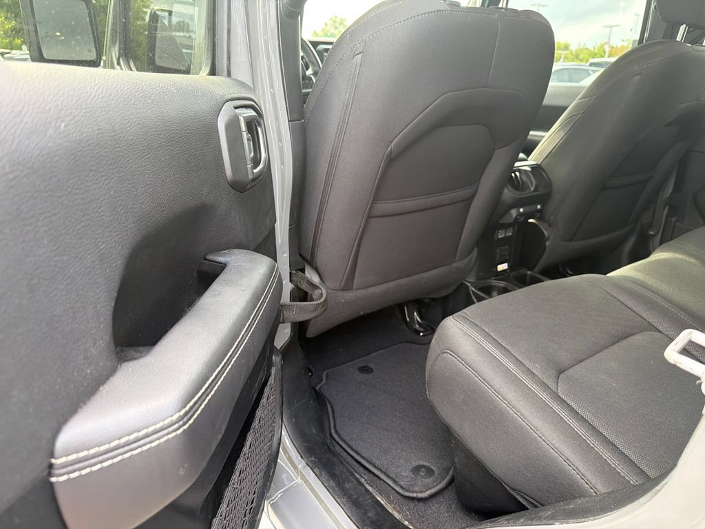 Used 2021 Jeep Gladiator Overland AWD/4WD image 13