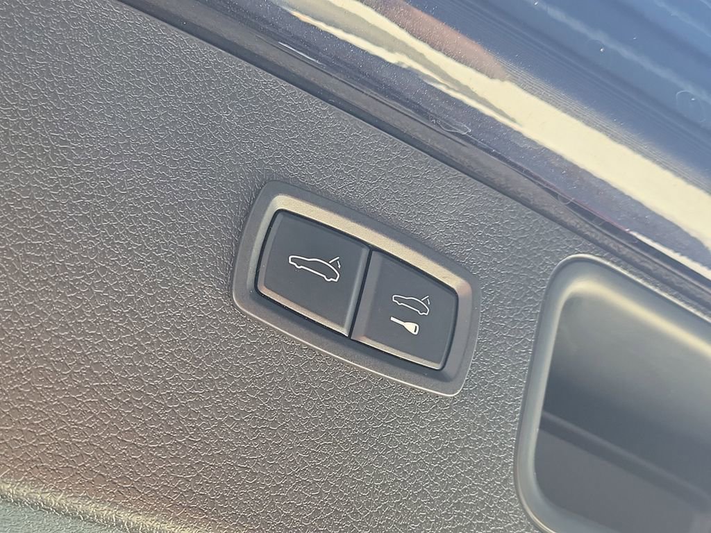 Certified 2022 Porsche Macan image 18