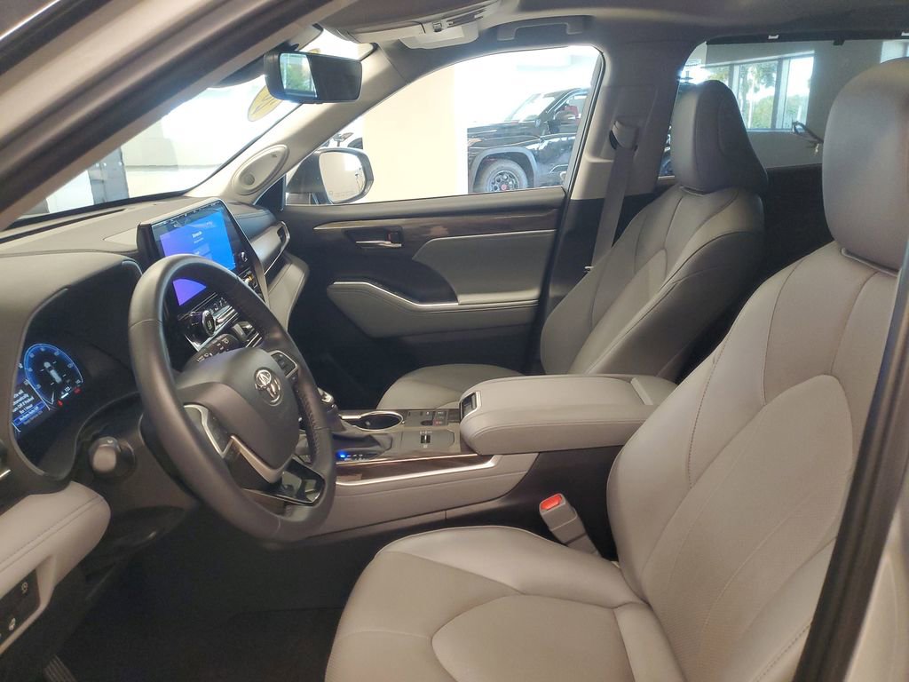 Used 2024 Toyota Highlander Limited image 16