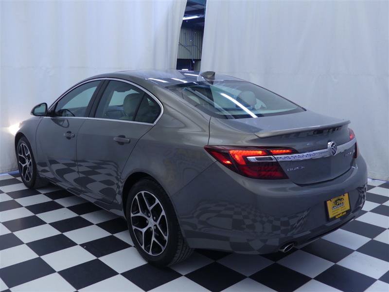 Used 2017 Buick Regal Sport Touring FWD image 5