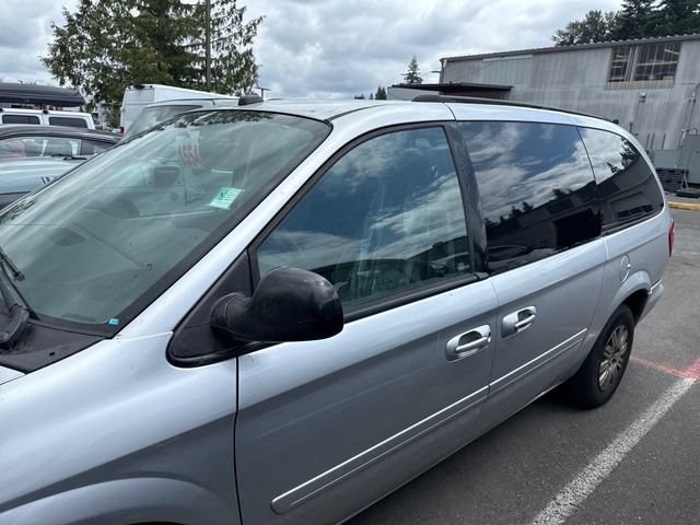 Used 2005 Chrysler Town & Country LX w/ Popular Equipment Group II FWD image 4