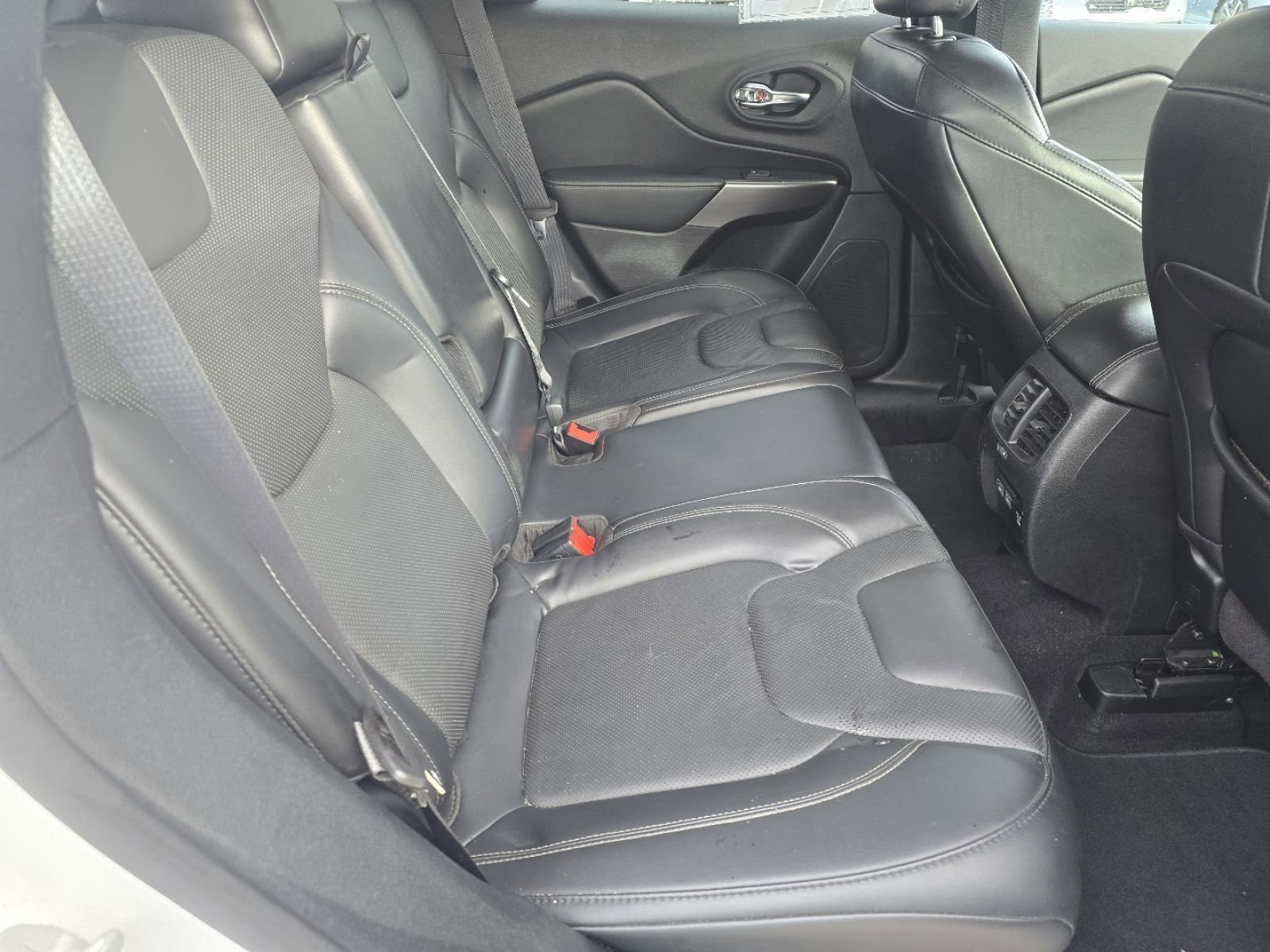 Used 2021 Jeep Cherokee Latitude Lux w/ Comfort/Convenience Group image 17