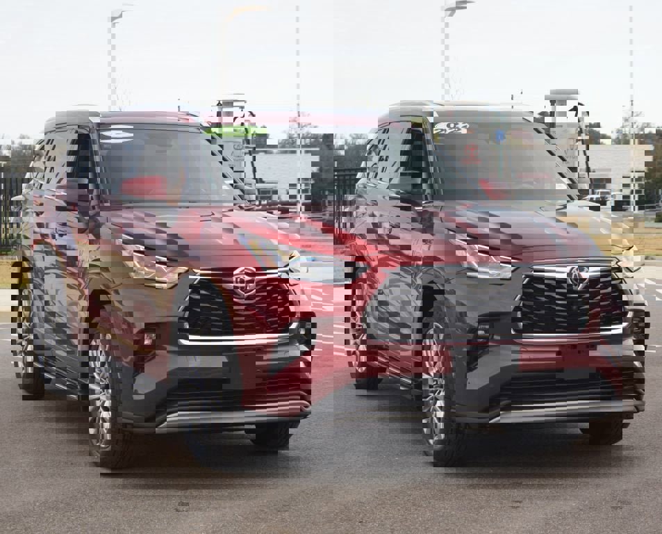 Used 2022 Toyota Highlander Platinum image 2