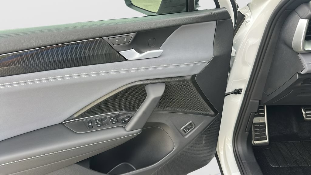 New 2026 Volkswagen Tiguan SE R-Line FWD image 23
