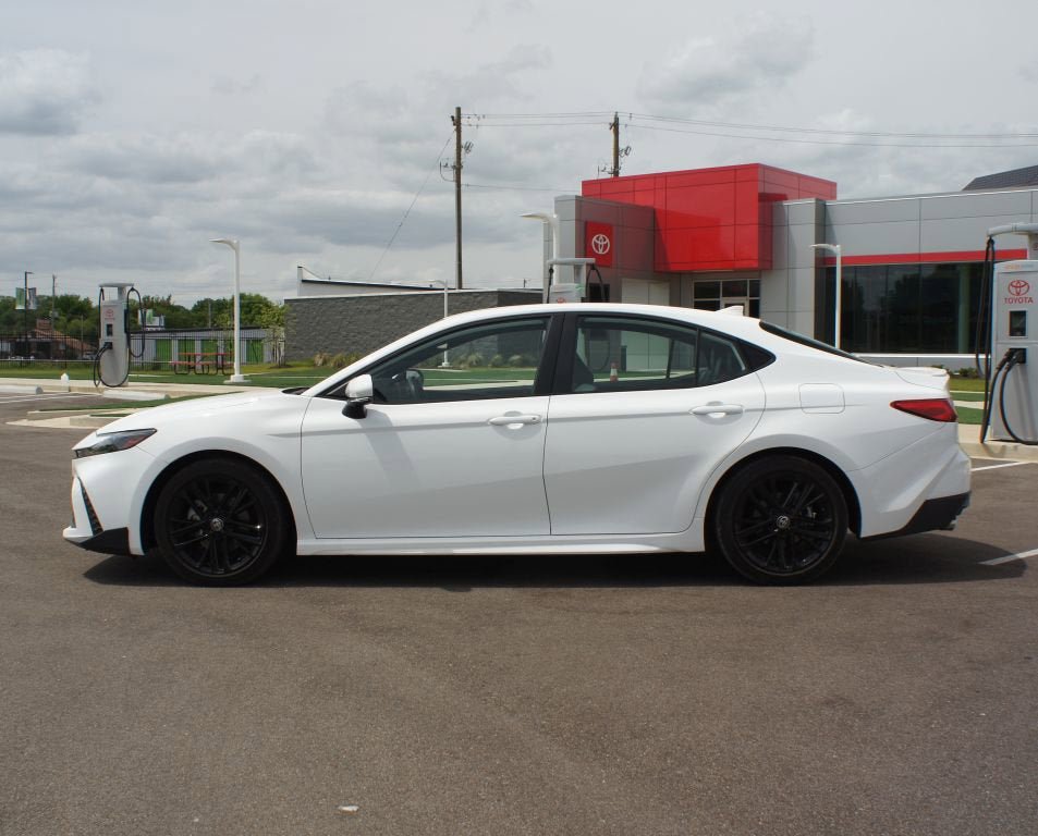 Used 2025 Toyota Camry SE FWD image 12