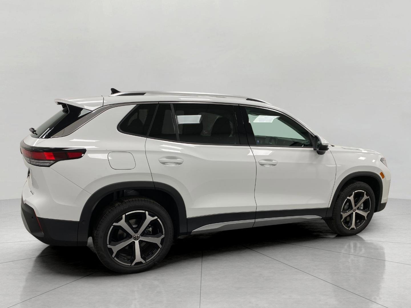 New 2026 Volkswagen Tiguan SE image 2