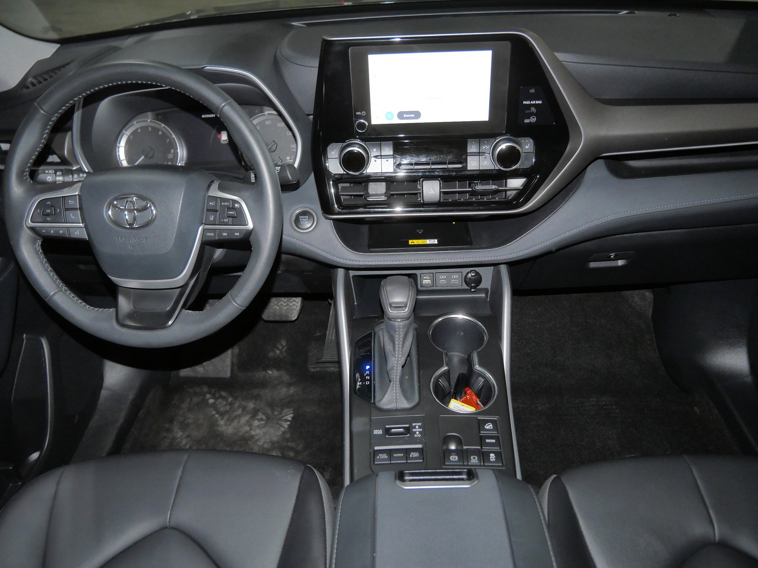 Used 2024 Toyota Highlander XLE image 11