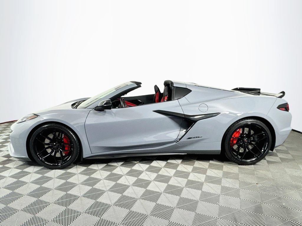 Used 2025 Chevrolet Corvette Z06 w/ Stealth Interior Trim Package RWD image 5