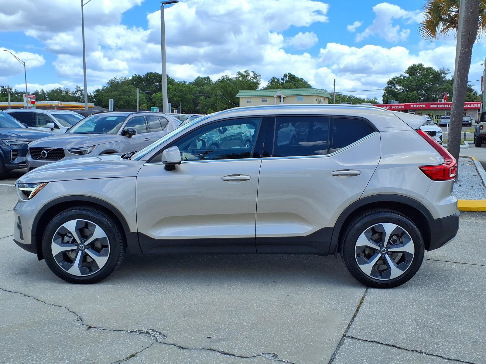 Certified 2023 Volvo XC40 B5 Plus w/ Driver Assist Package AWD/4WD image 5