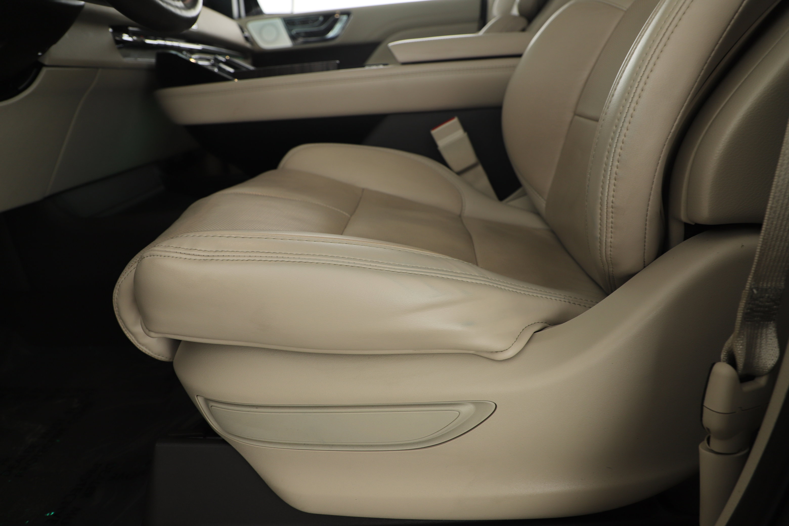 Certified 2021 Lincoln Navigator Reserve w/ Luxury Package image 10