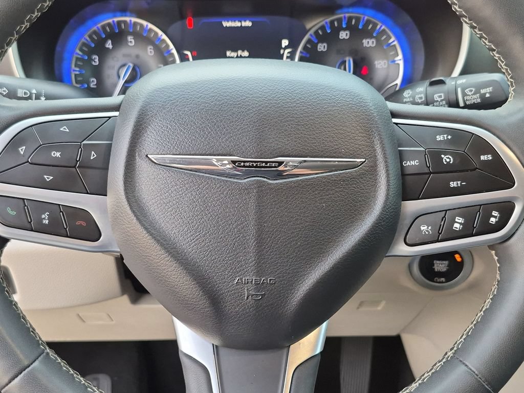 Used 2023 Chrysler Pacifica Touring-L FWD image 22