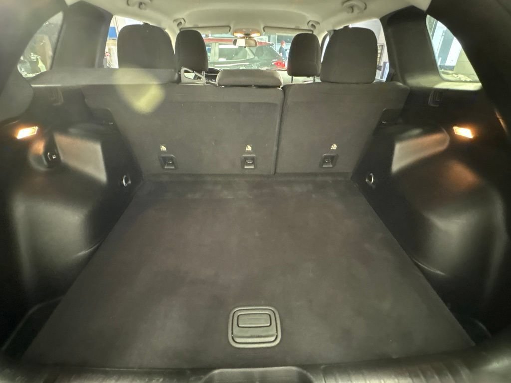Used 2019 Jeep Cherokee Latitude w/ Cold Weather Group AWD/4WD image 28