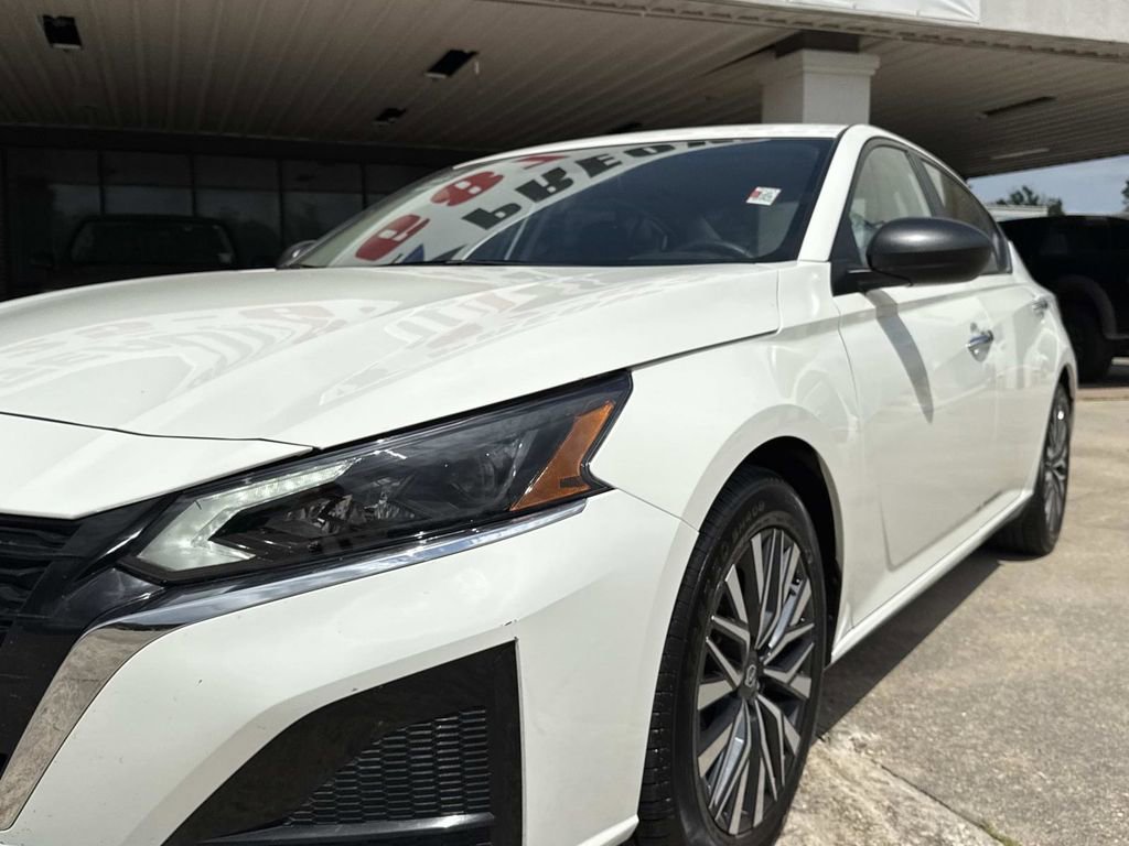 Used 2025 Nissan Altima 2.5 SV FWD image 6