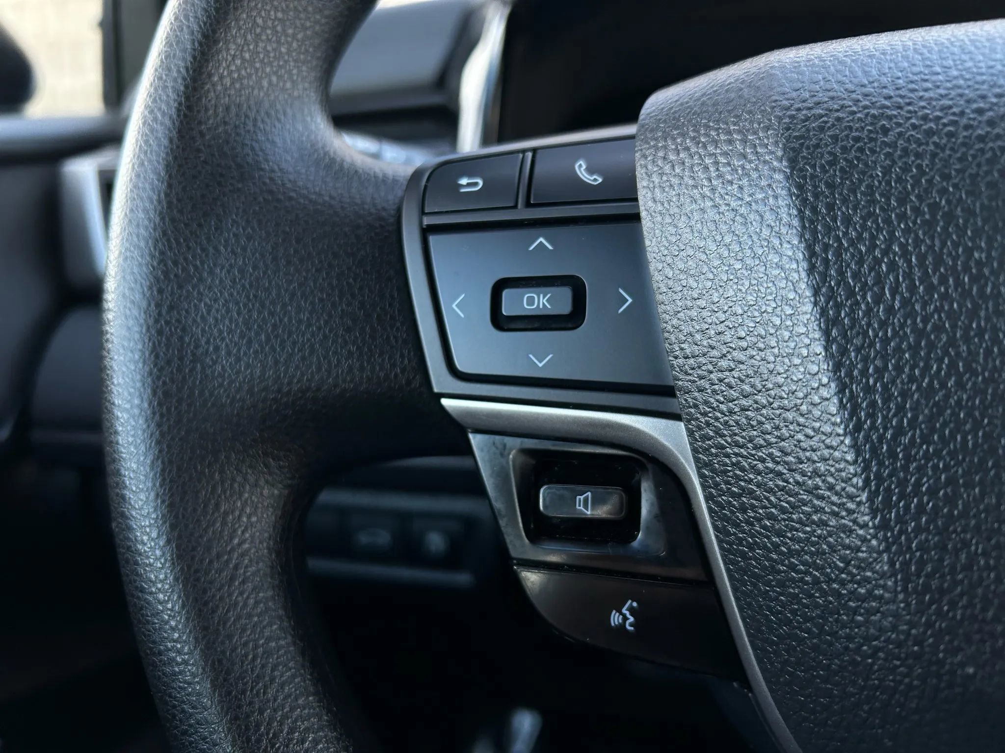 Used 2025 Toyota Camry LE image 9