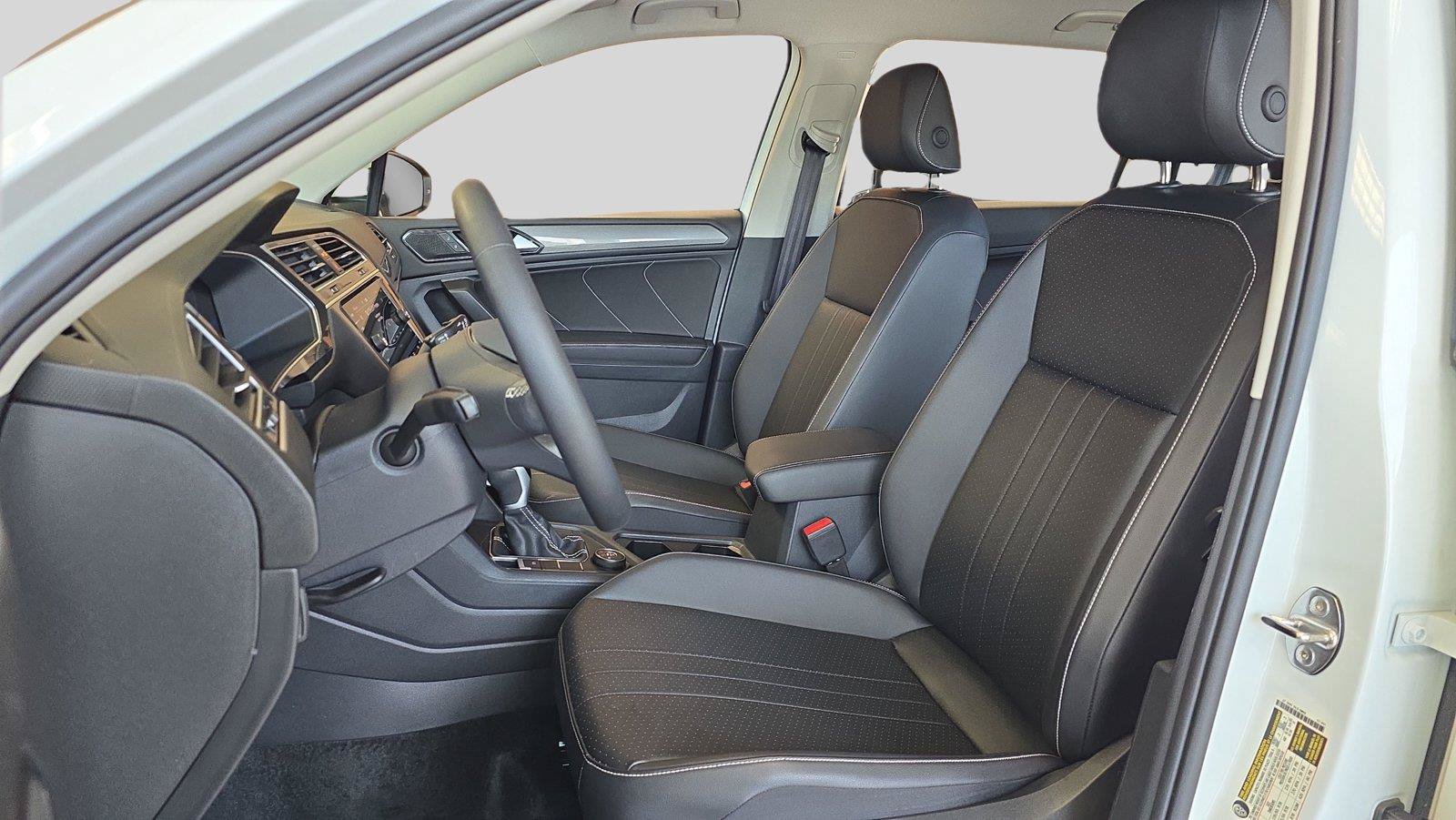 Used 2024 Volkswagen Tiguan SE AWD/4WD image 11