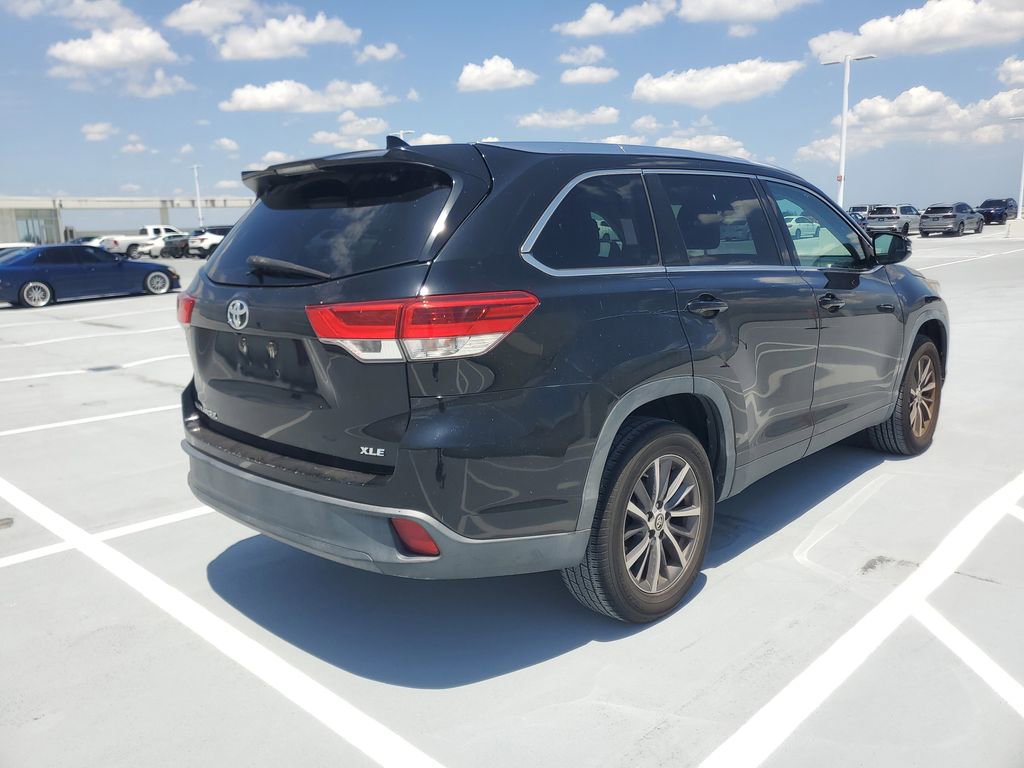 Used 2019 Toyota Highlander XLE FWD image 3