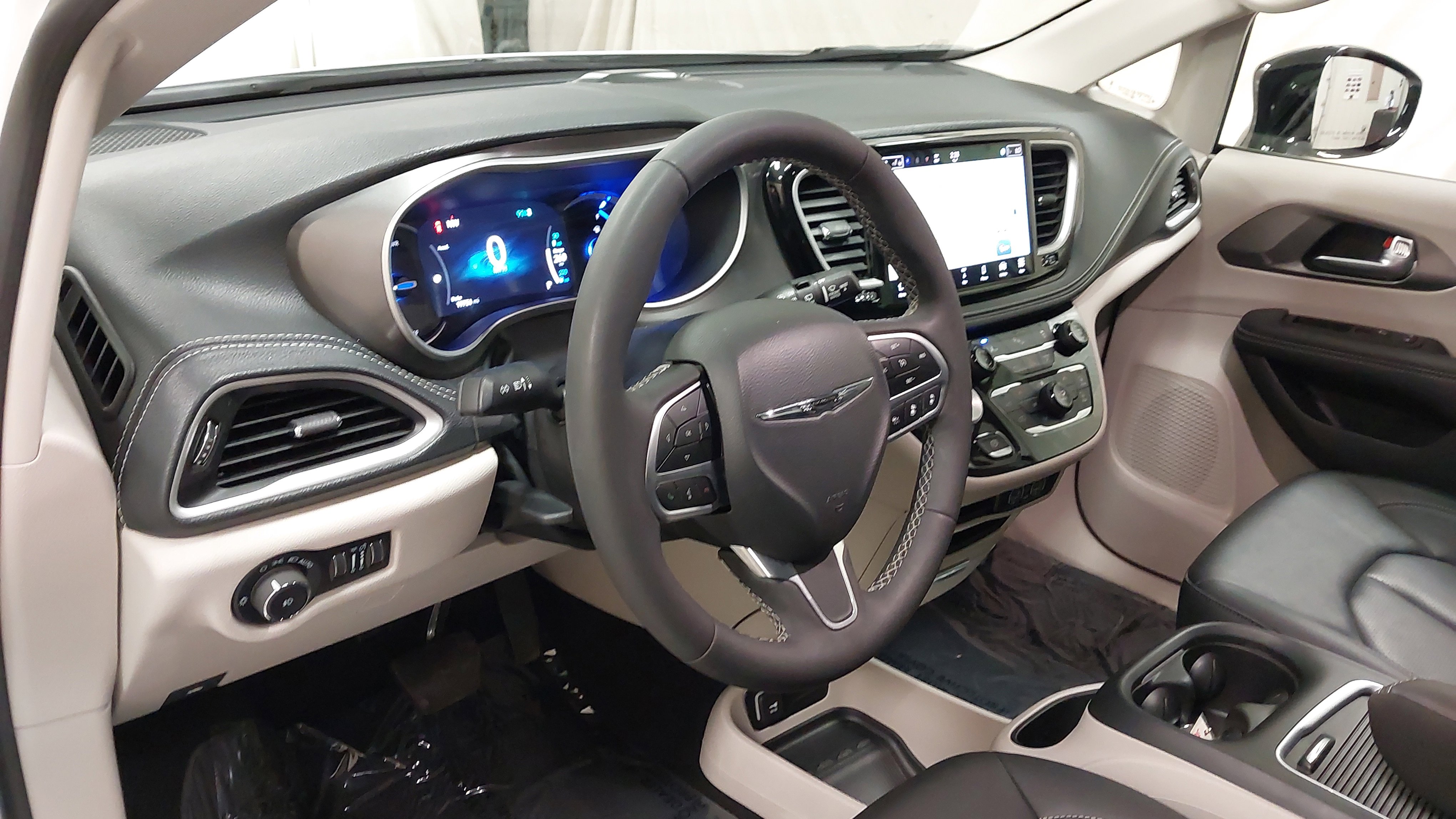 Used 2024 Chrysler Pacifica Select image 17