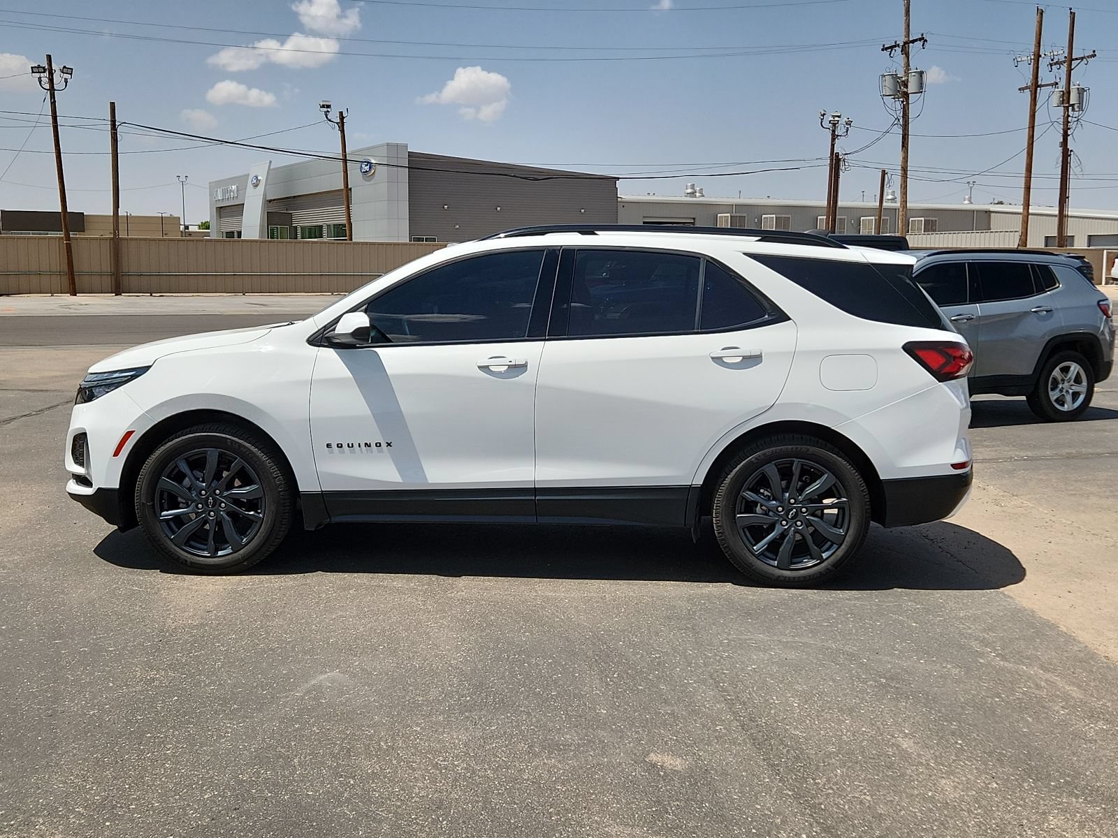 Used 2023 Chevrolet Equinox RS FWD image 2