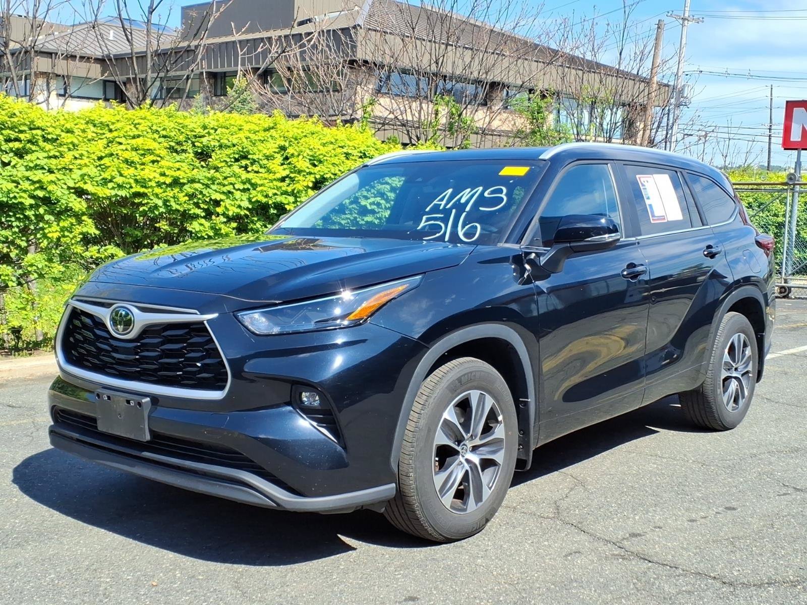 Used 2023 Toyota Highlander XLE AWD/4WD image 3