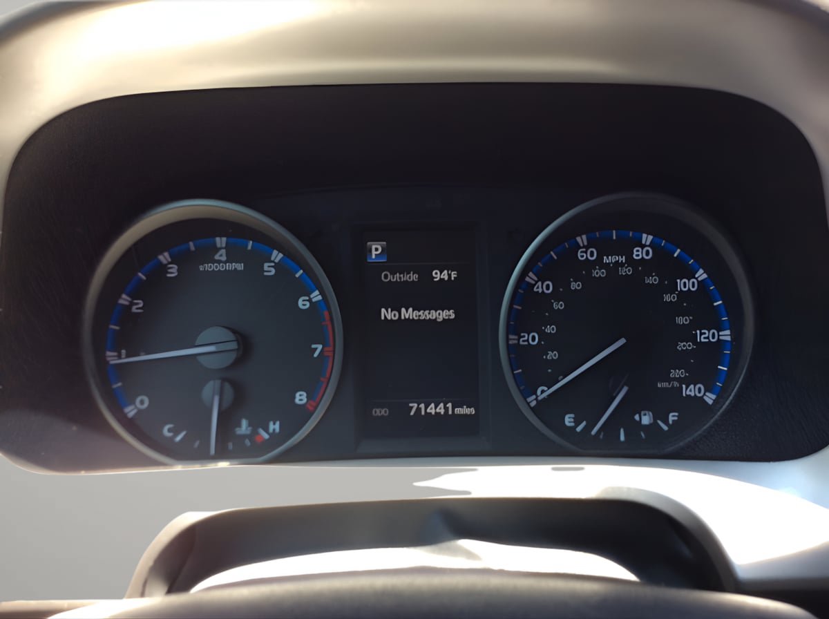 Used 2018 Toyota RAV4 LE FWD image 23