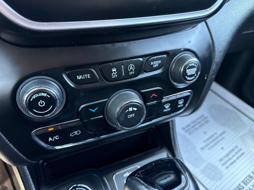 Used 2020 Jeep Cherokee Latitude Plus AWD/4WD image 40