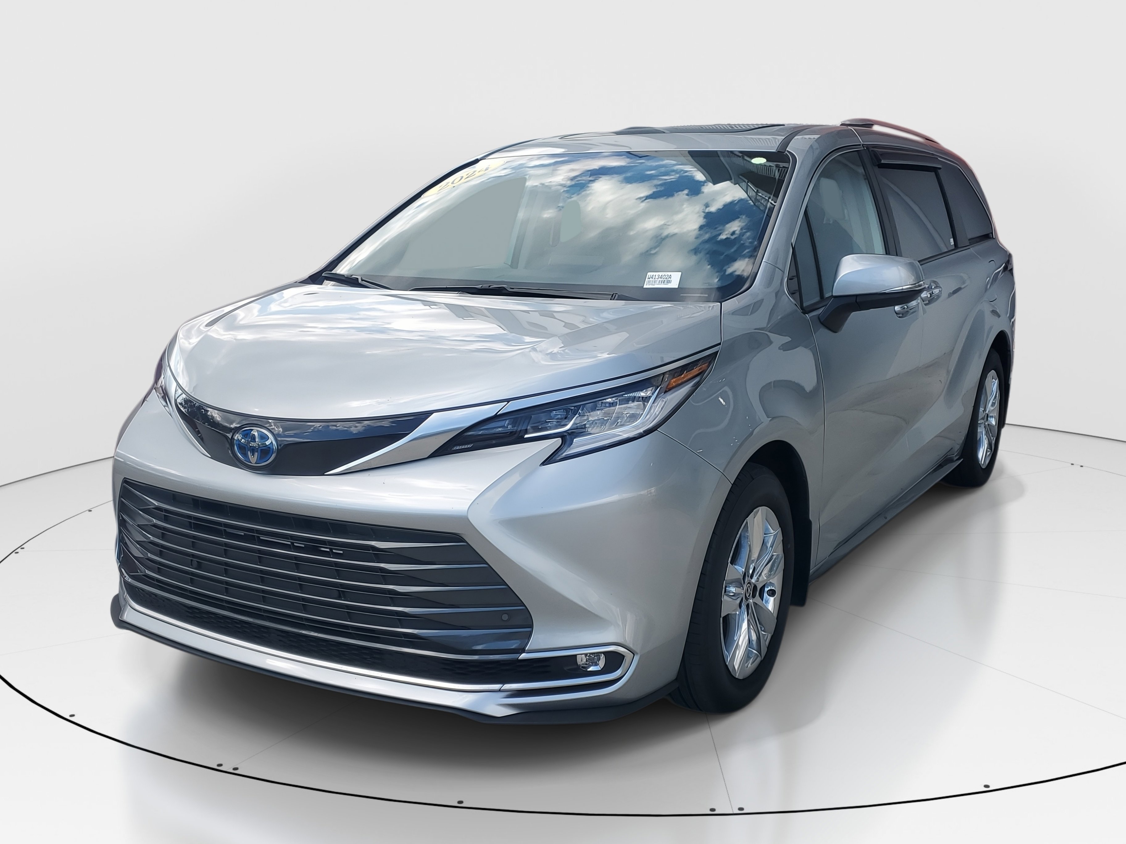 Certified 2024 Toyota Sienna Limited image 4