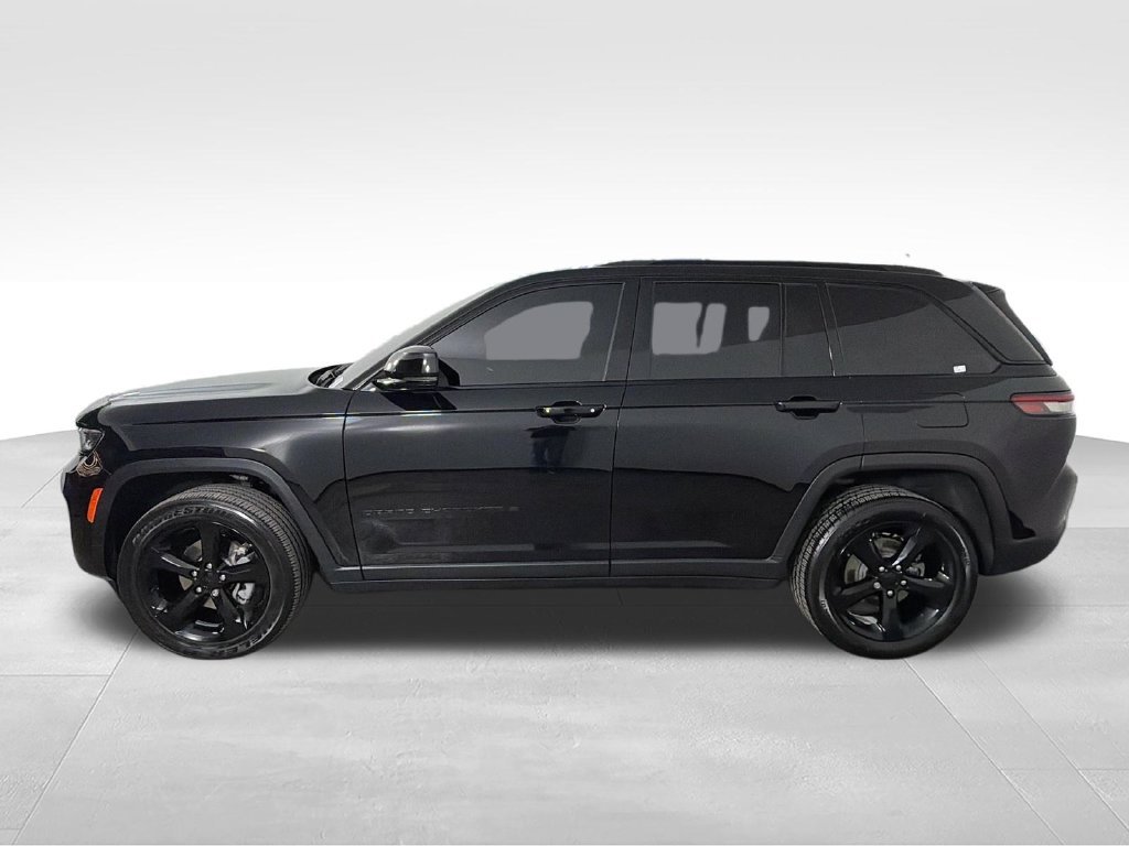 Used 2024 Jeep Grand Cherokee Altitude AWD/4WD image 8