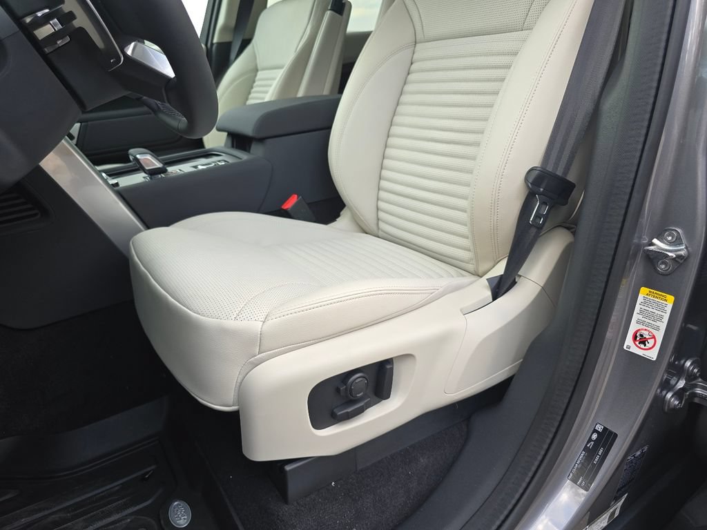 New 2026 Land Rover Discovery S AWD/4WD image 38
