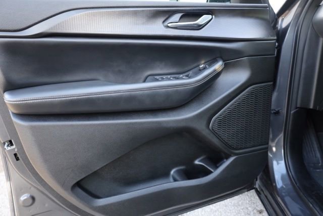 Used 2023 Jeep Grand Cherokee Laredo image 21