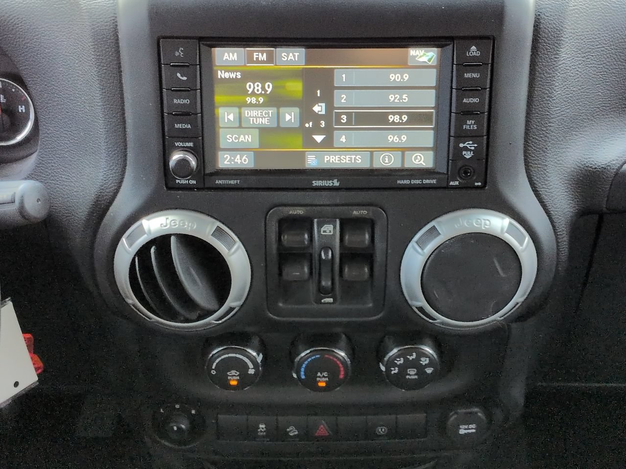 Used 2016 Jeep Wrangler Unlimited Sahara w/ Connectivity Group AWD/4WD image 18