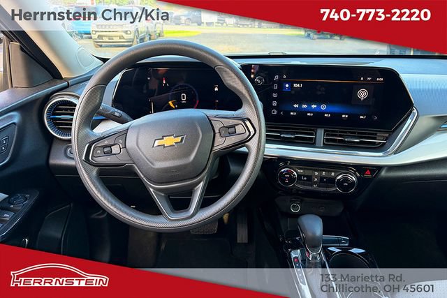 Used 2025 Chevrolet Trax LT FWD image 6