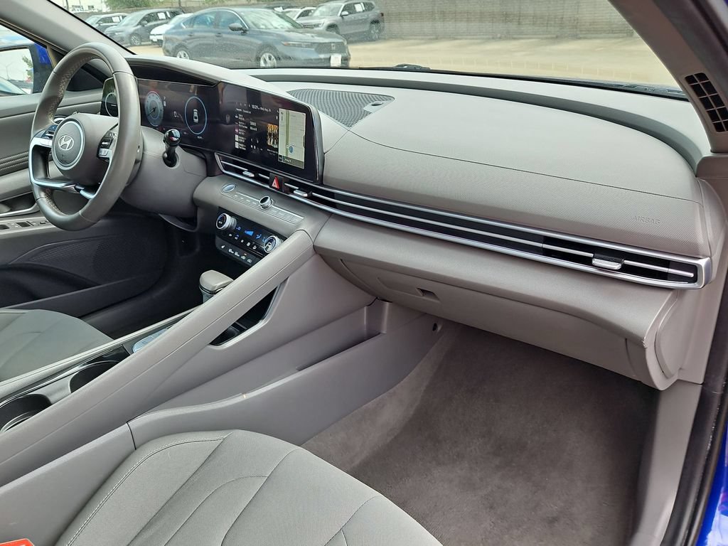 Used 2025 Hyundai Elantra SEL FWD image 32