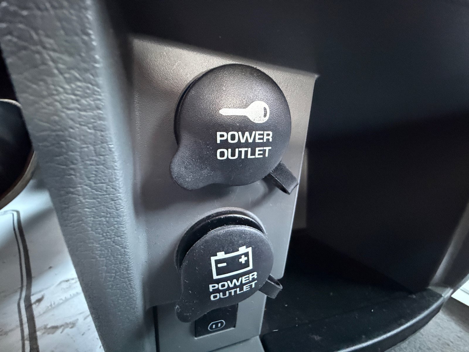Used 2010 Chrysler Town & Country Touring FWD image 32