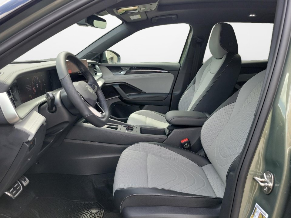 New 2026 Volkswagen Tiguan SE R-Line FWD image 9