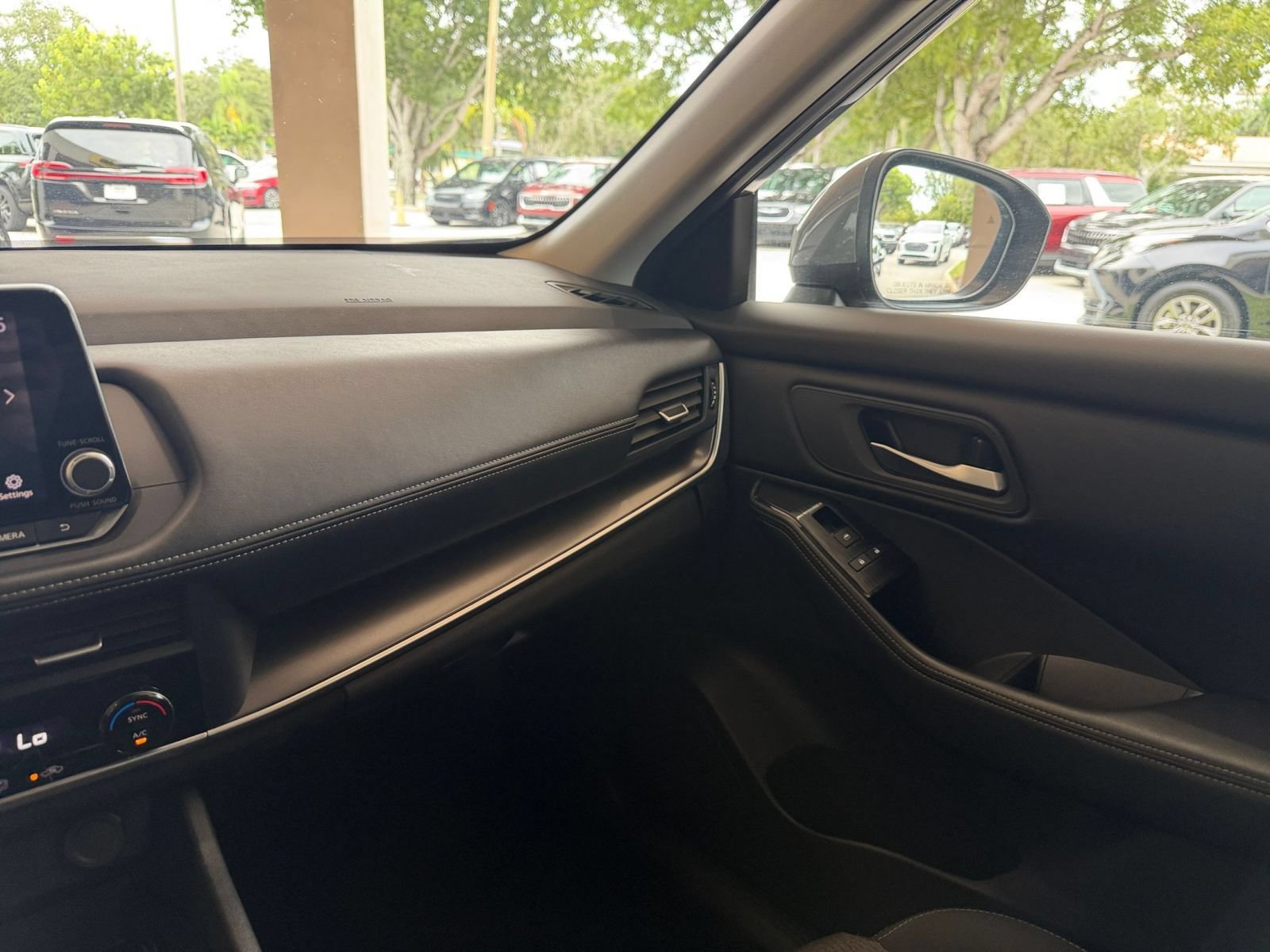 Used 2025 Nissan Rogue SV AWD/4WD image 30