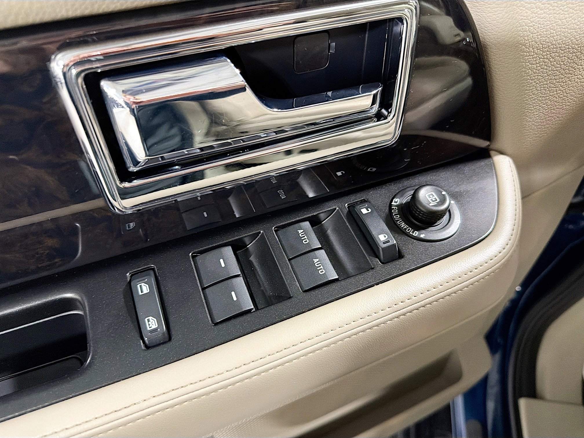 Used 2017 Lincoln Navigator Select image 11