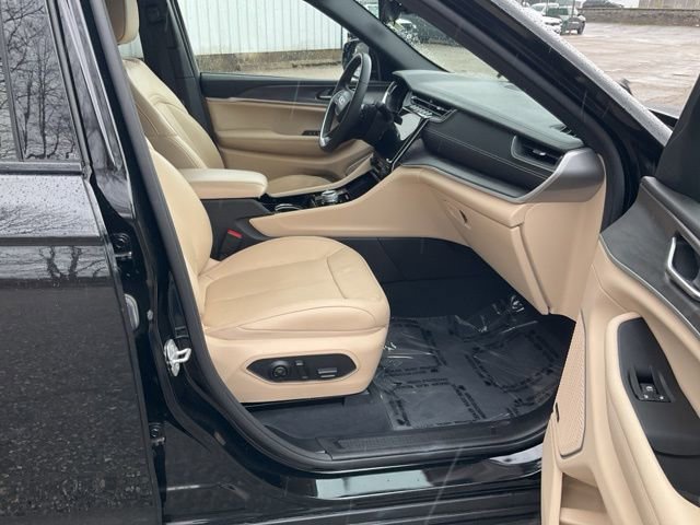Used 2023 Jeep Grand Cherokee Limited w/ Luxury Tech Group II AWD/4WD image 24