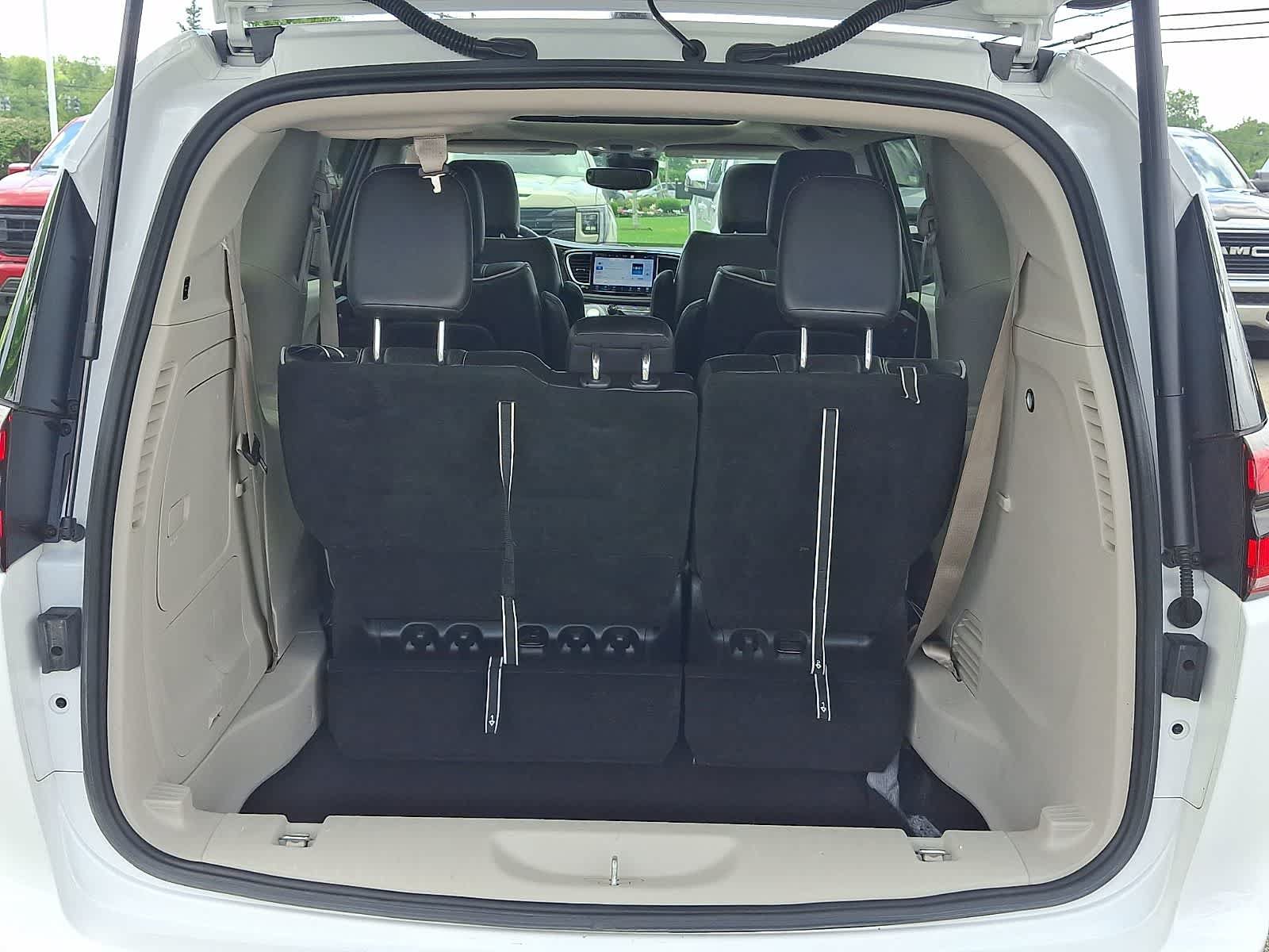 Used 2023 Chrysler Pacifica Limited FWD image 30