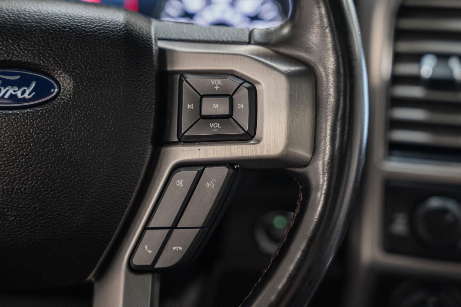 Certified 2018 Ford F150 Platinum w/ Equipment Group 701A Luxury image 37