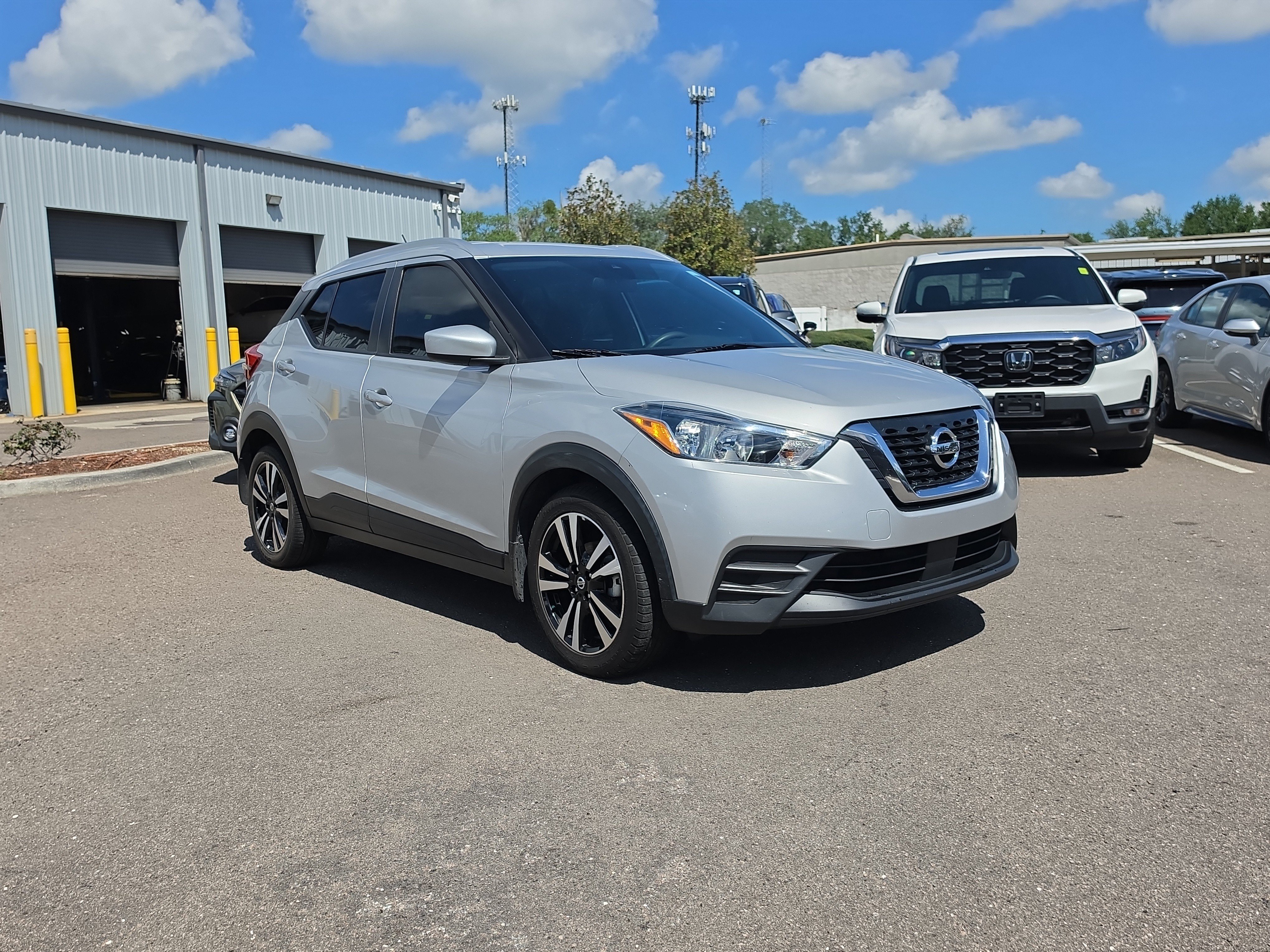 Used 2020 Nissan Kicks SV FWD image 2