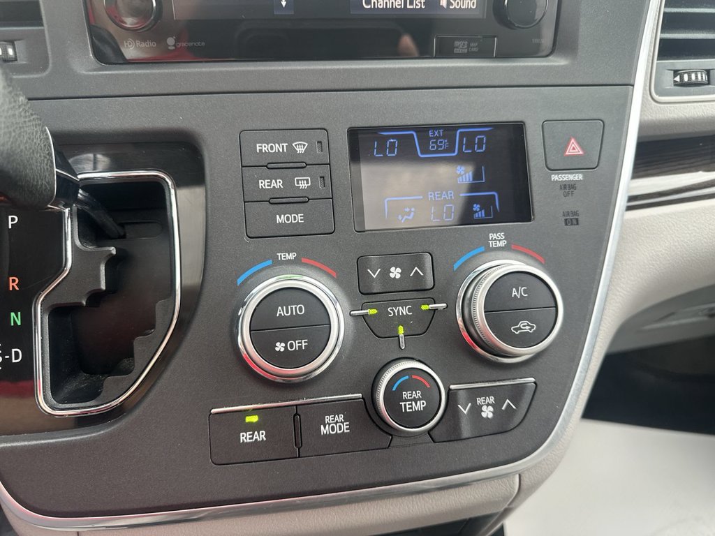 Used 2015 Toyota Sienna XLE Premium AWD/4WD image 25