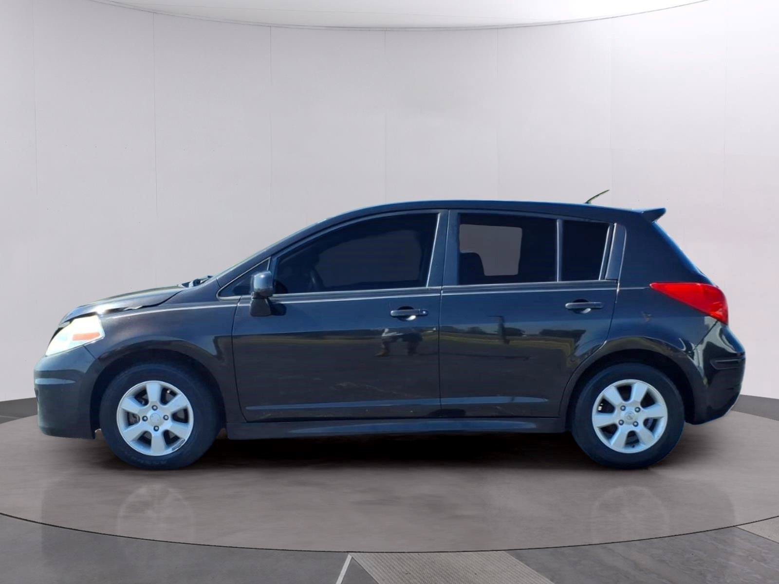 Used 2010 Nissan Versa Hatchback FWD image 2