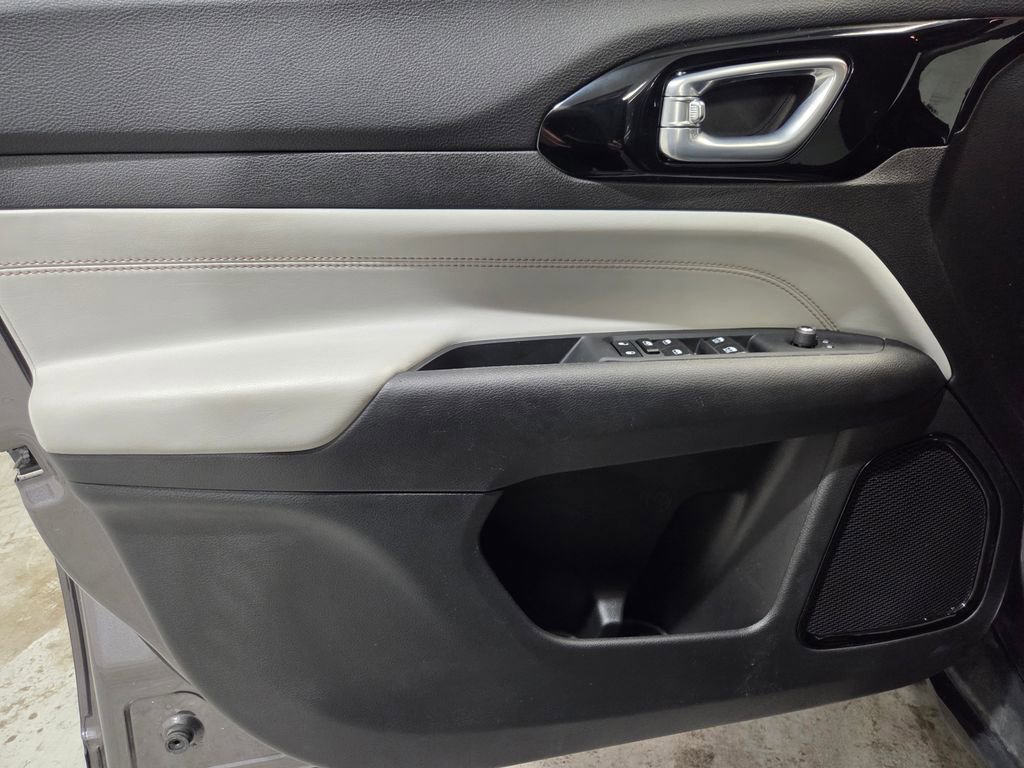 Used 2024 Jeep Compass Limited image 13