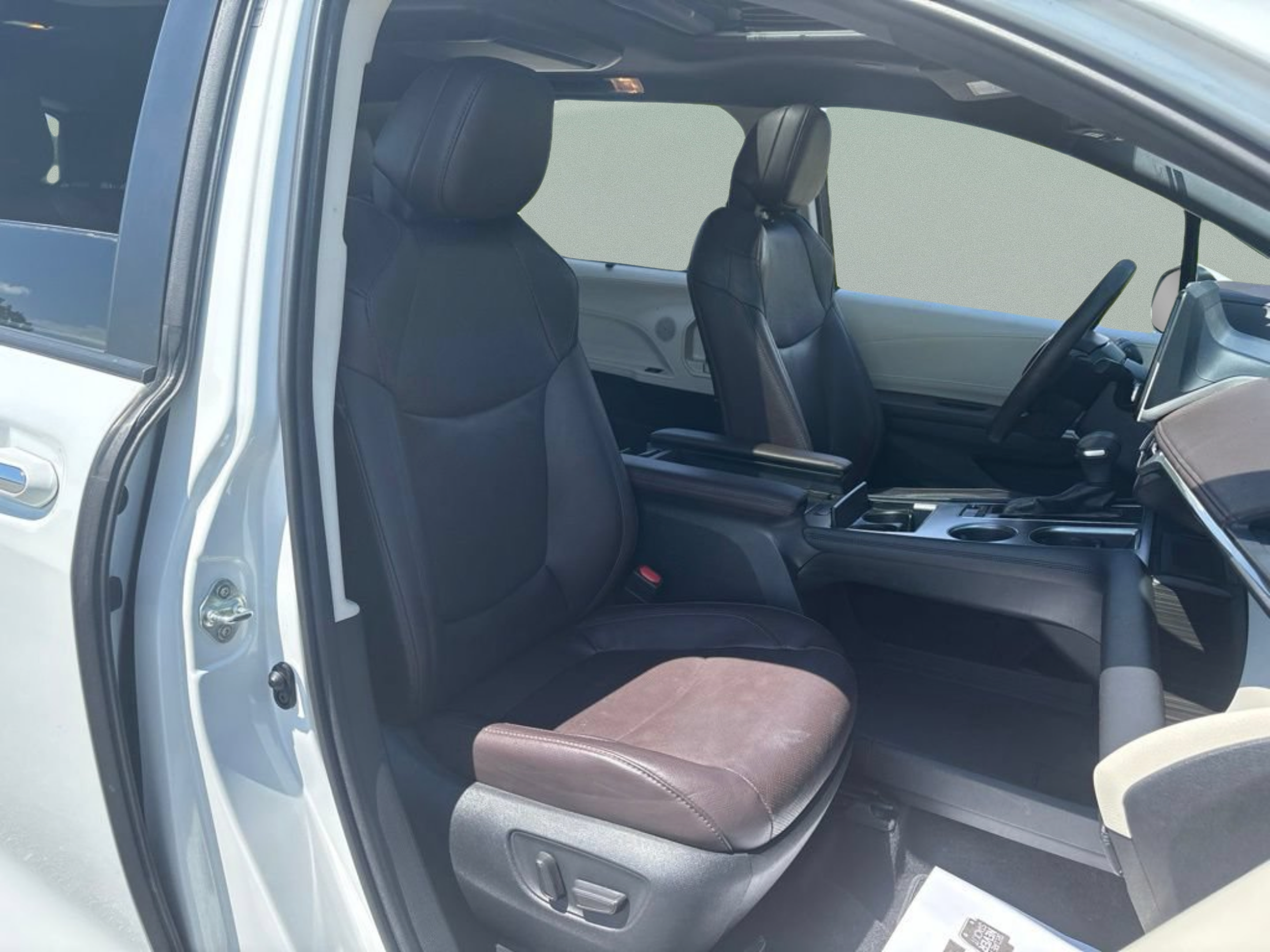 Used 2022 Toyota Sienna Platinum FWD image 28