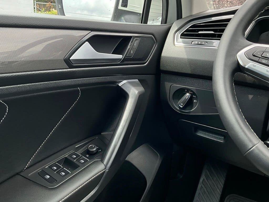 Used 2023 Volkswagen Tiguan SE w/ Panoramic Sunroof Package AWD/4WD image 24