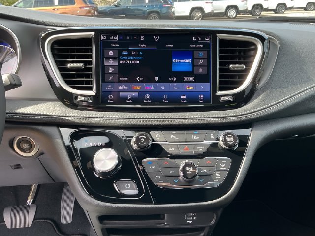 New 2027 Chrysler Pacifica Select FWD image 19