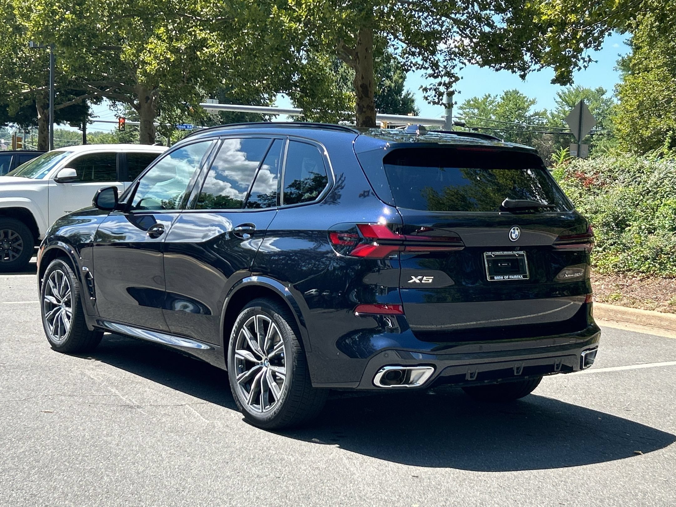 New 2026 BMW X5 xDrive50e w/ M Sport Package AWD/4WD image 3
