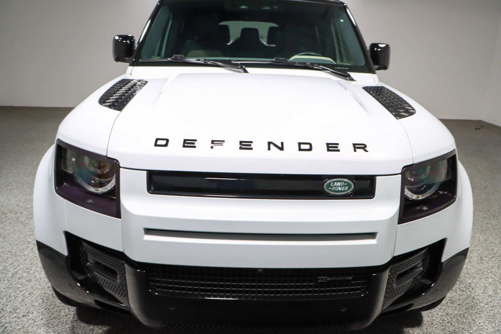 Used 2023 Land Rover Defender 130 X-Dynamic SE image 4